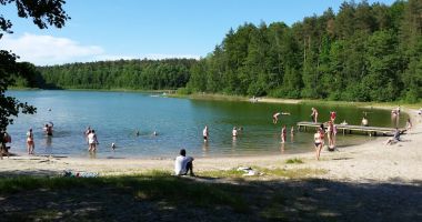 Plaża Pierwsza przy polu namiotowym w Piasecznie nad Jeziorem Piaseczno