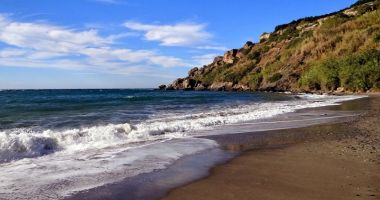 Plaża La Caleta w Maro nad Morzem Śródziemnym