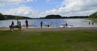 Plaża przy Księżycowym Dworku w Gierłoży nad Jeziorem Siercze