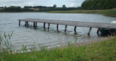 Plaża w Małym Leźnie nad jeziorem Wielkie Leźno