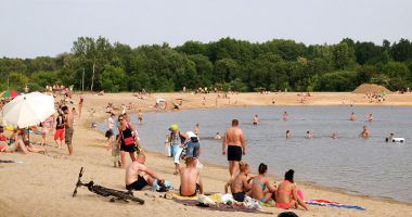 Plaża przy ul. Bardowskiego na Targówku w Warszawie przy Jeziorku na Elsernowie