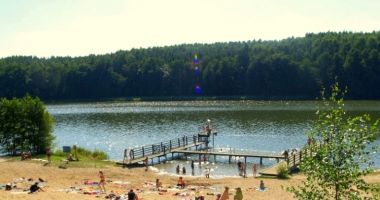 Plaża przy OSW Cedoz w Świętej Lipce nad Jeziorem Dejnowo